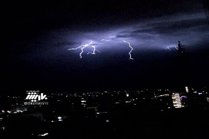 تصویری از رعد و برق در آسمان ارومیه