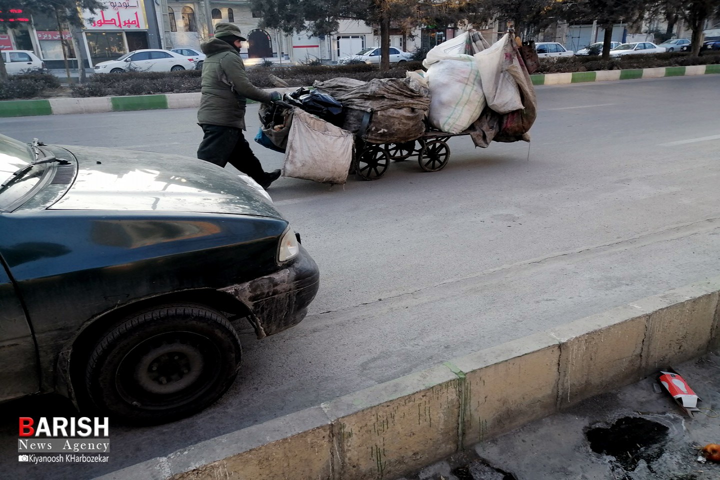 دنبال یک لقمه نان