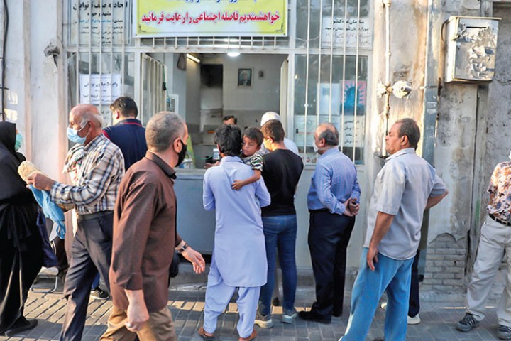 تجمع مقابل نانواییها؛ سیاست غلط مردم برای خرید نان سنتی در ارومیه