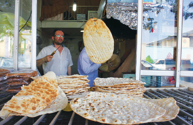 اکثر مشکلات نانوایان ناشی از قوانین نادرست، کارشناسی نشده و سایر عوامل نامطلوب حاکم بر کشور میدانم