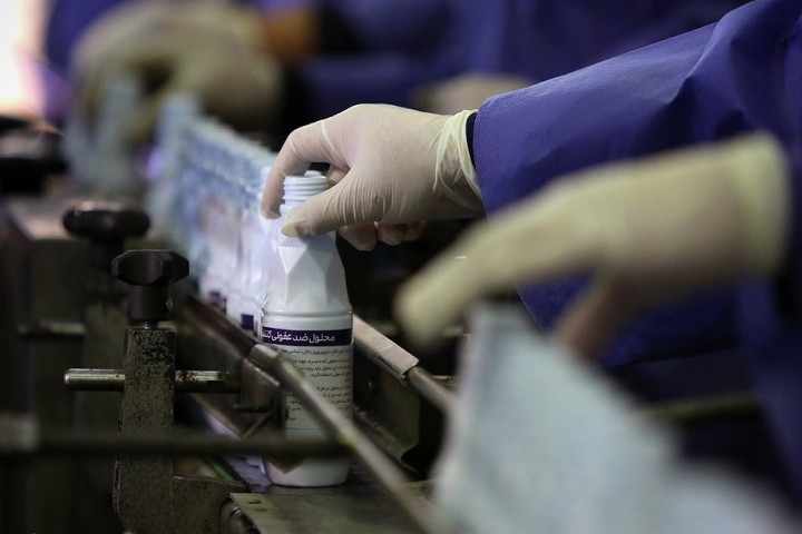 شارژ روزانه محلول ضدعفونی در داروخانههای ارومیه/مردم نگران نباشد