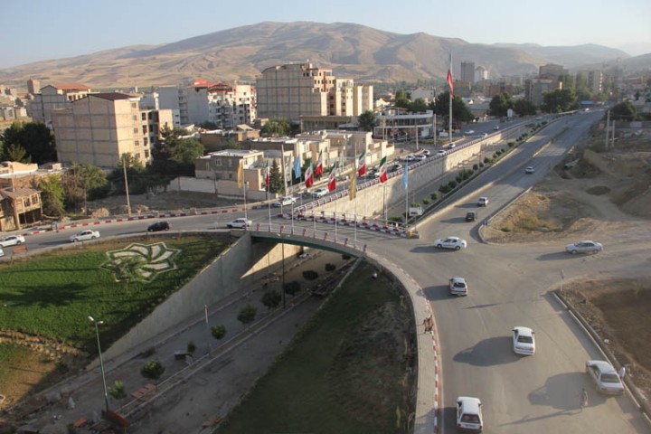وضعیت نامناسب آسفالت در روگذرهای ارومیه؛ بلای جان وسایل نقلیه