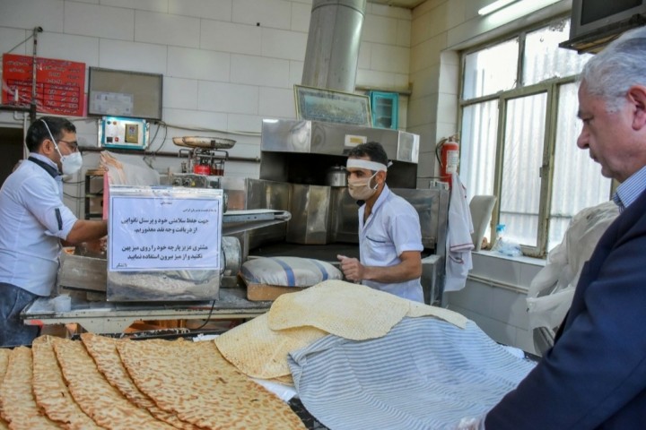 جولان کرونا در صفهای نانوایی در ارومیه