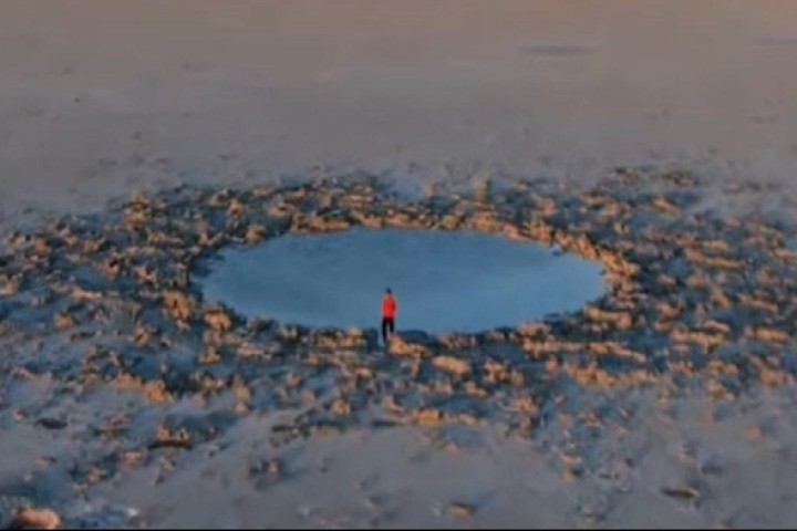 ماجرای گودال مرموز در بستر دریاچه ارومیه چیست؟