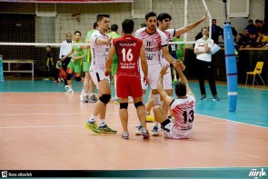 هواداران برای والیبال از جان خود گذشتند/ بسدی داها غیرته گل! هواداران برای والیبال از جان خود گذشتند