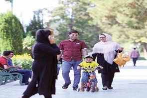 فرهنگ وارداتی بنیان خانواده را با چالش مواجه میکند فرهنگ وارداتی بنیان خانواده را با چالش مواجه میکند