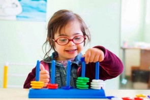 نشانه‌های اوتیسم را جدی بگیرید