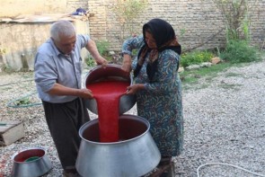 پخت رب خانگی هنر دست بانوان آذربایجانغربی پخت رب خانگی هنر دست بانوان آذربایجانغربی
