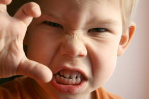 پریشانی نتیجه استفاده بیش از حد کودکان از رسانههای ارتباطی  پریشانی نتیجه استفاده بیش از حد کودکان از رسانههای ارتباطی