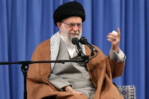 خیال پایان تحریم در ۲سال آینده باطل است مگراینکه تحریم را بیاثر کنیم/در جنگ اقتصادی هم دشمن را عقب میزنیم در جنگ اقتصادی هم دشمن را عقب میزنیم
