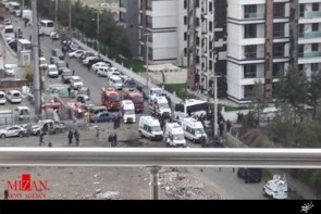 انفجار شديد در شهر كردنشين دياربكر تركيه/ آمار تلفات: 4 کشته و 14 زخمی/ رویترز: مینیبوس حامل نیروهای ویژه پلیس هدف انفجار بوده است + تصاویر انفجار شديد در شهر كردنشين دياربكر تركيه/ آمار تلفات: 4 کشته و 14 زخمی/ رویترز: مینیبوس حامل نیروهای ویژه پلیس هدف انفجار بوده است + تصاویر