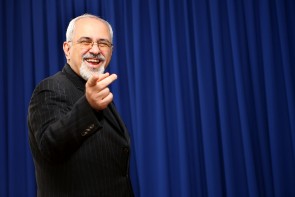 فیلم/پاسخ دیدنی ظریف به یک خبرنگار خارجی درباره آزمایشهای موشکی ایران فیلم/پاسخ دیدنی ظریف به یک خبرنگار خارجی درباره آزمایشهای موشکی ایران