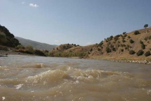 سقوط یک خودرو به رودخانه زاب و مرگ دو نفر/ پیرانشهر سقوط یک خودرو به رودخانه زاب و مرگ دو نفر/ پیرانشهر