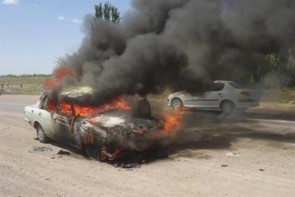 نشتی بنزین، یک خودرو را در میاندوآب در آتش سوزاند + تصاویر نشتی بنزین، یک خودرو را در میاندوآب در آتش سوزاند + تصاویر