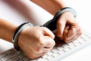 دستگیری مجرم اینترنتی دستگیری مجرم اینترنتی