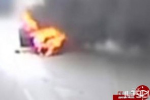 آتش گرفتن خودرو با 3 سرنشین بخاطر گرمای هوا + عکس آتش گرفتن خودرو با 3 سرنشین بخاطر گرمای هوا + عکس