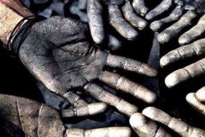 روزگار ناخوش کارگران / دست های ترک خورده و جیب های خالی روزگار ناخوش کارگران / دست های ترک خورده و جیب های خالی