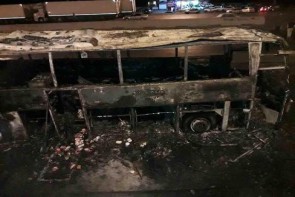 آتش گرفتن کامل یک اتوبوس در جاده خرم آباد- زال (+عکس) آتش گرفتن کامل یک اتوبوس در جاده خرم آباد- زال (+عکس)