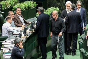 علت عصا بدست شدن نادر قاضی پور در صحن علنی مجلس! علت عصا بدست شدن نادر قاضی پور در صحن علنی مجلس!