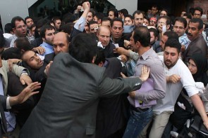 جزئیات جدید از حمله به معاون روحانی با مهر و تسبیح در نماز جمعه یزد جزئیات جدید از حمله به معاون روحانی با مهر و تسبیح در نماز جمعه یزد
