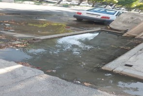 سرازیر شدن آب جوی ها در کف خیابان / معضل شهروندان ارومیه ای سرازیر شدن آب جوی ها در کف خیابان / معضل شهروندان ارومیه ای