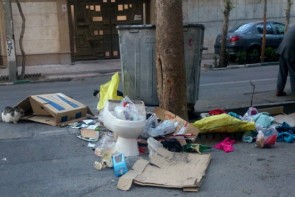 سر ریز شدن سطل زباله های شهری، زیر سایه بی تدبیری شهروندان و غفلت مسئولان سر ریز شدن سطل زباله های شهری، زیر سایه بی تدبیری شهروندان و غفلت مسئولان