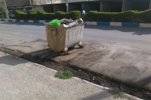 کلافگی شهروندان از اوضاع نابسامان و بوی بد سطلهای زباله شهری کلافگی شهروندان از اوضاع نابسامان و بوی بد سطلهای زباله شهری