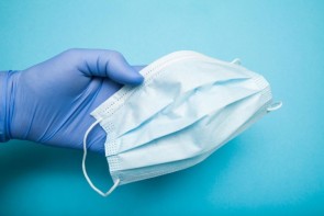 دست مردم همچنان از ماسک‌های ایزوله کوتاه است