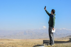 بیداد مشکلات ارتباطی در روستاهای آذربایجانغربی/ عدم آنتندهی تلفن همراه و نبود اینترنت مردم را کلافه کرده است بیداد مشکلات ارتباطی در روستاهای آذربایجانغربی/ عدم آنتندهی تلفن همراه و نبود اینترنت مردم را کلافه کرده است