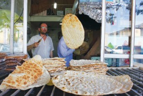 اکثر مشکلات نانوایان ناشی از قوانین نادرست، کارشناسی نشده و سایر عوامل نامطلوب حاکم بر کشور میدانم اکثر مشکلات نانوایان ناشی از قوانین نادرست، کارشناسی نشده و سایر عوامل نامطلوب حاکم بر کشور میدانم