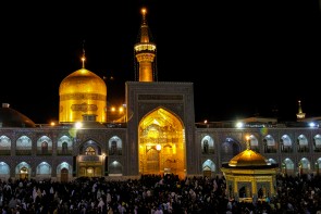 زائر معلول در حرم امام رضا(ع) شفا گرفت زائر معلول در حرم امام رضا(ع) شفا گرفت