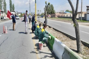 جداول بلوارها و میادین سطح شهر ارومیه در حال رنگ آمیزی است جداول بلوارها و میادین سطح شهر ارومیه در حال رنگ آمیزی است