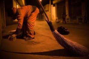 آرام تر برانید ، پاکبانان مشغول کارند آرام تر برانید ، پاکبانان مشغول کارند