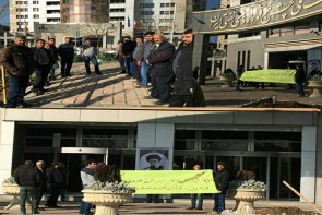 عدم پرداخت 8 ماه حقوق کارکنان و کارگران انبار نفت جدید ارومیه/مسئولین به فکر چاره ای برای ولی نعمتان خود باشند مسئولین به فکر چاره ای برای ولی نعمتان خود باشند