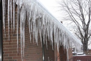 قندیلهای یخی تهدید جدی روزهای زمستان قندیلهای یخی تهدید جدی روزهای زمستان