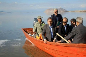 انتقال آب از خزر و حتی کشورهای خارجی به دریاچه ارومیه/ اگر لازم باشد میلیاردها دلار اعتبار خارجی برای احیاء دریاچه ارومیه اختصاص خواهد یافت انتقال آب از خزر به دریاچه ارومیه