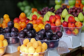تداوم سایه سنگین گرانی میوههای نوبرانه در ارومیه تداوم سایه سنگین گرانی میوههای نوبرانه در ارومیه