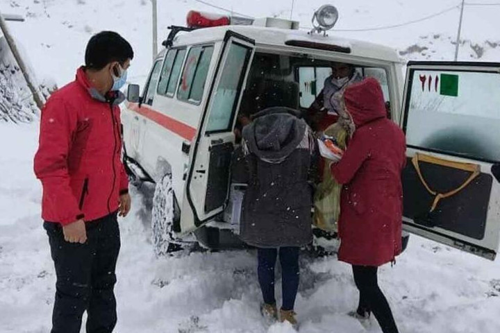 نجات جان ۱۱ مادر باردار و ۶ کودک در آذربایجان غربی